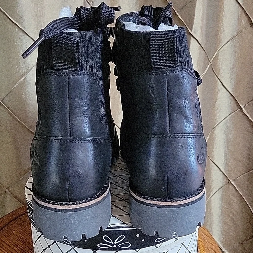 NWOT- Chaco ‘Fields Lace Up’ Waterproof Leather Outdoor Boot